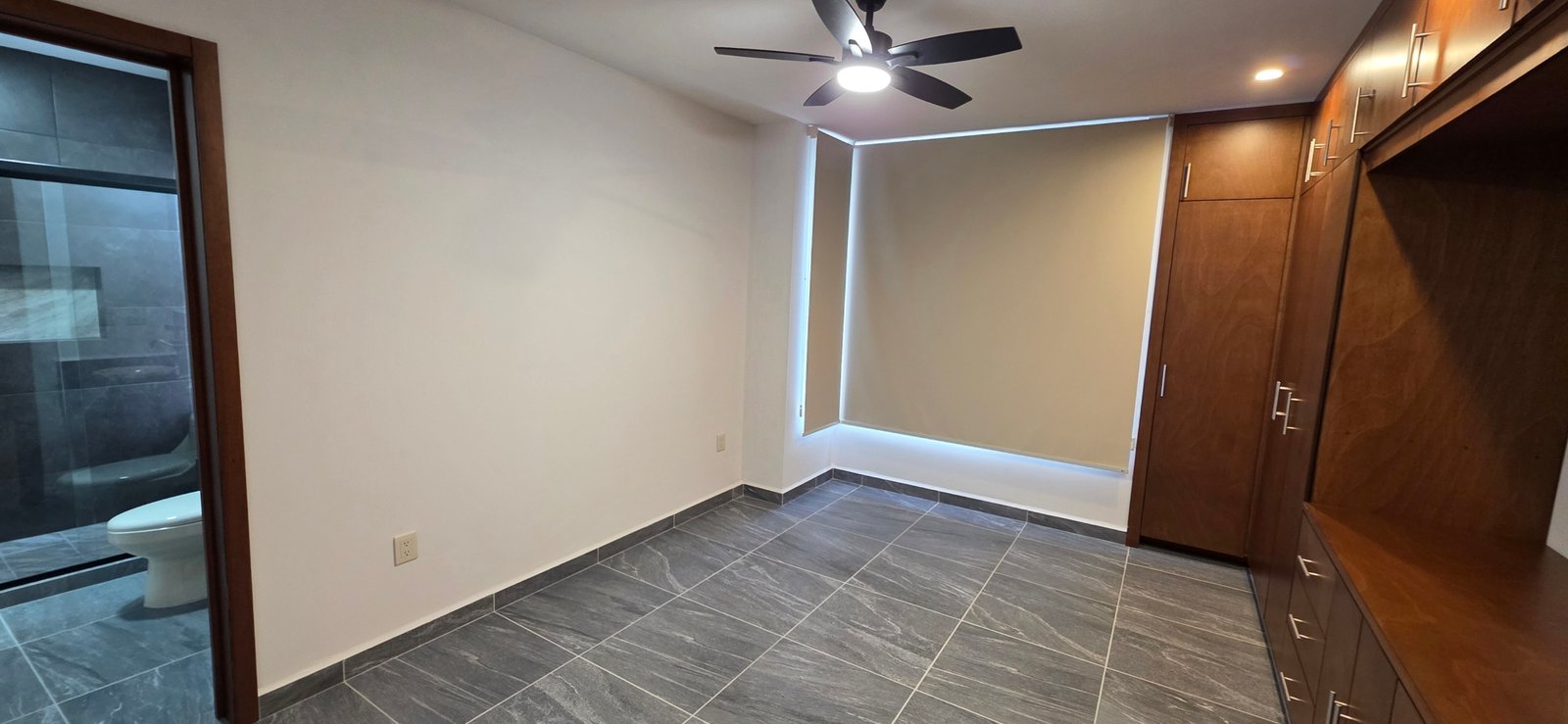 Pasillo moderno con iluminación suave