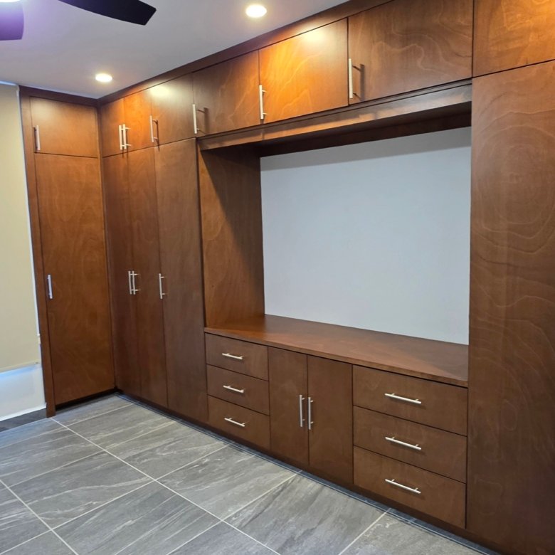 Habitación moderna con muebles de madera