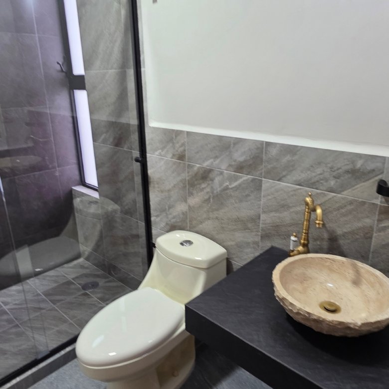 Baño moderno con ducha y lavabo