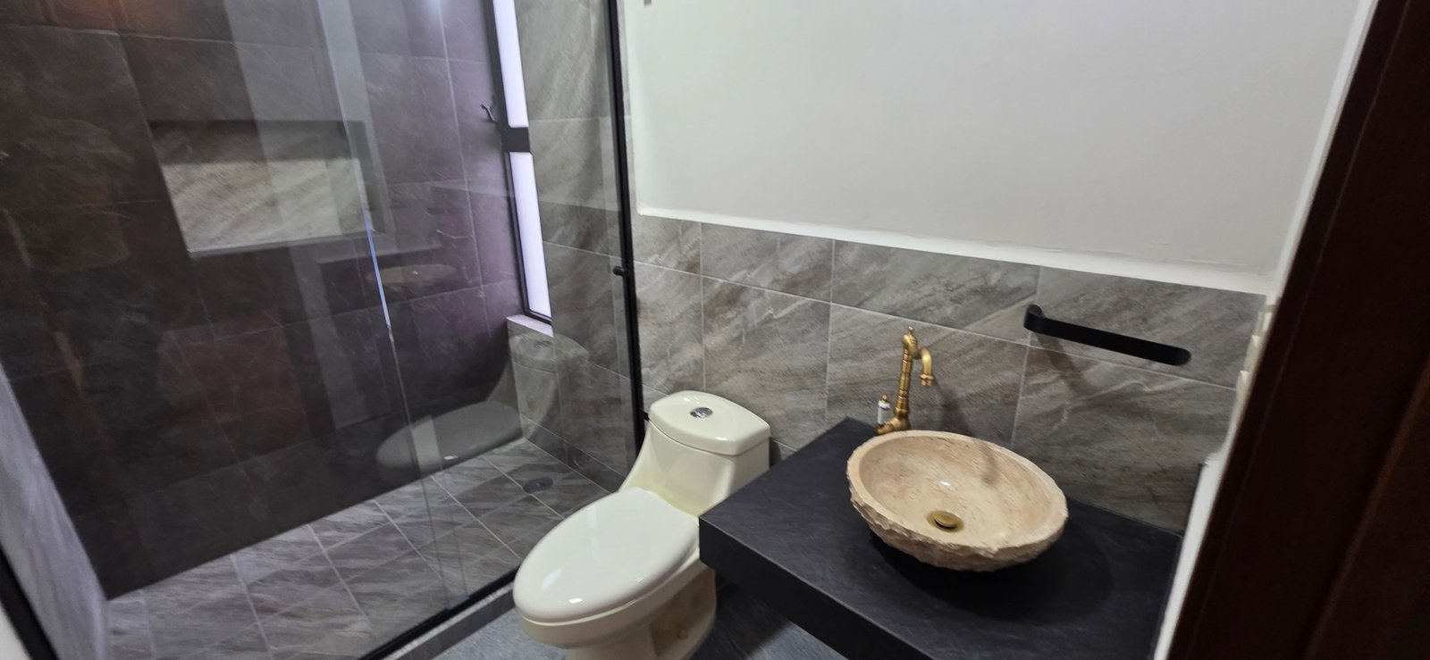 Baño moderno con ducha y lavabo