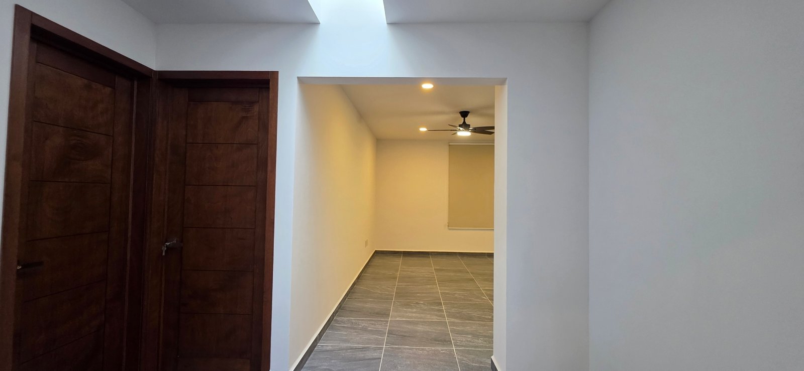 Pasillo con puertas y luz natural