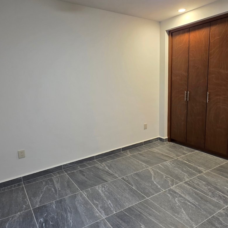 Habitación vacía con armario grande.