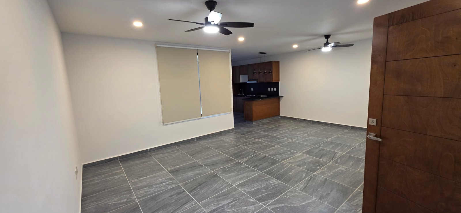 Sala moderna con cocina abierta