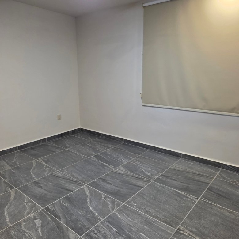 Habitación vacía con piso de cerámica