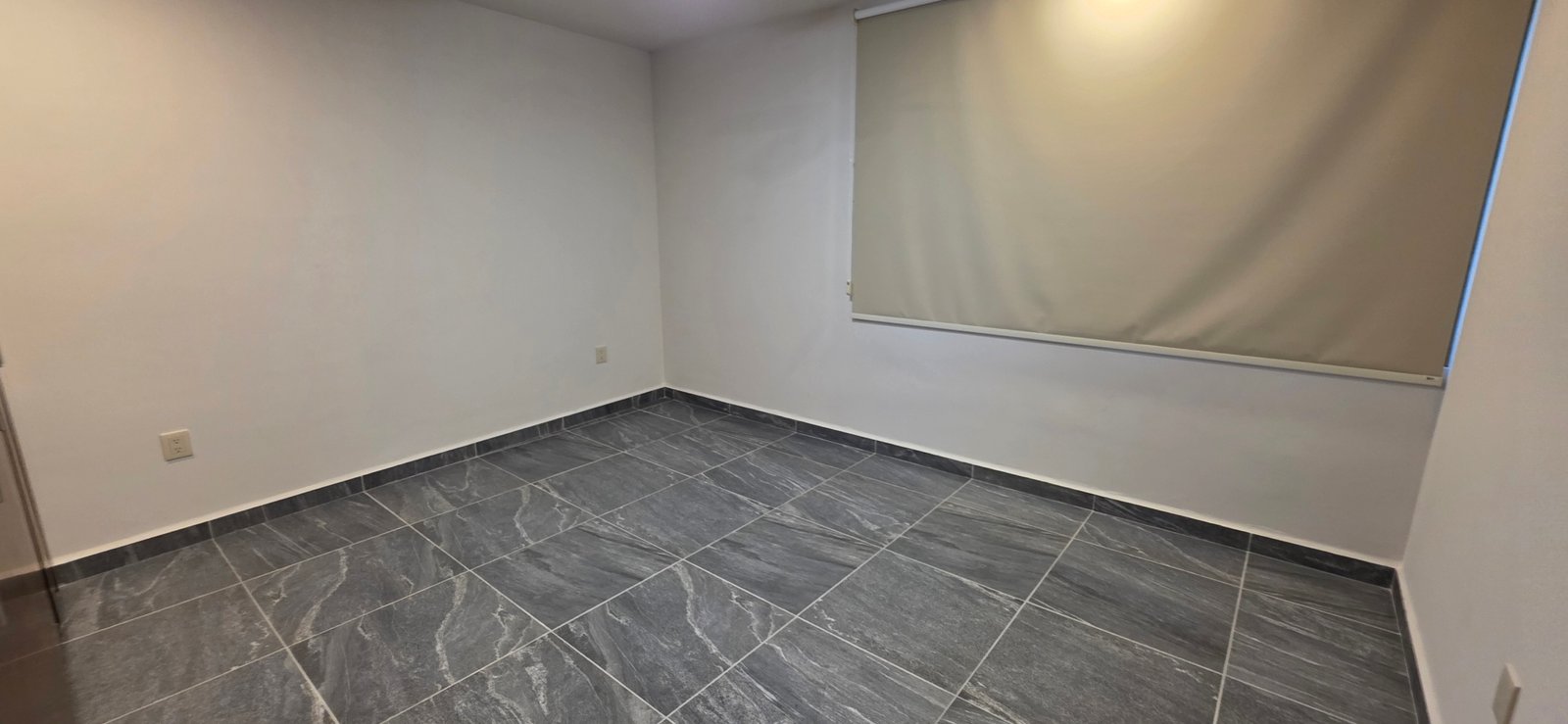 Habitación vacía con piso de cerámica