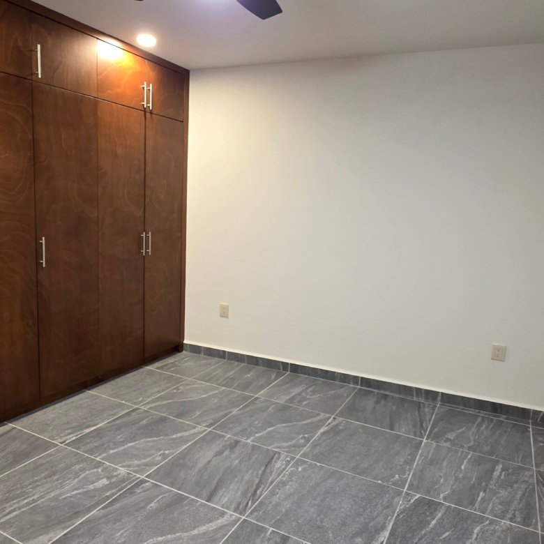 Habitación vacía con armario de madera