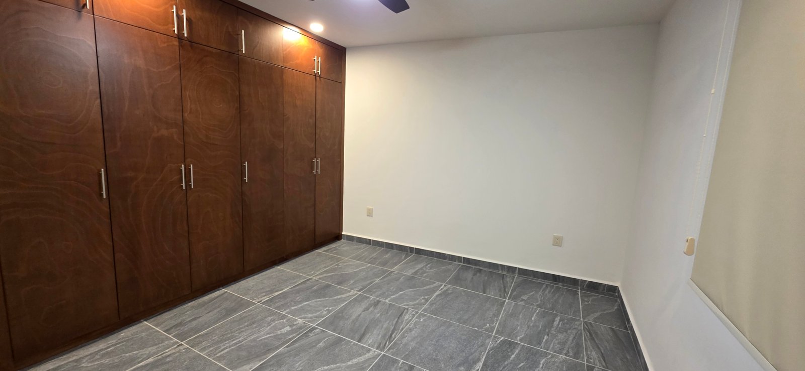 Habitación vacía con armario de madera