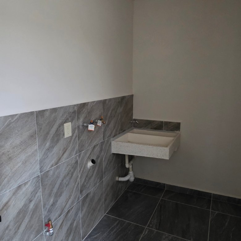 Baño con lavabo y calentador de agua