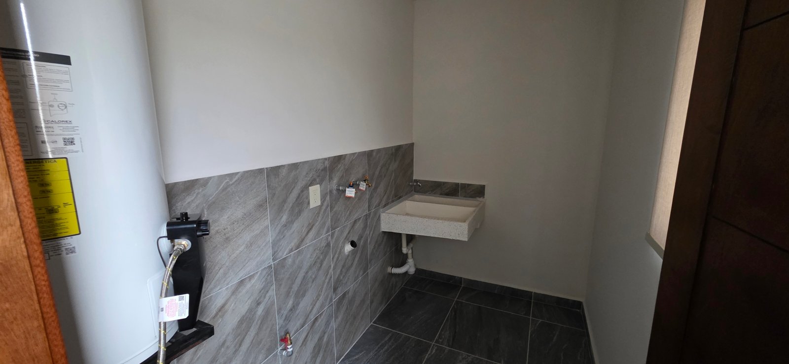 Baño con lavabo y calentador de agua