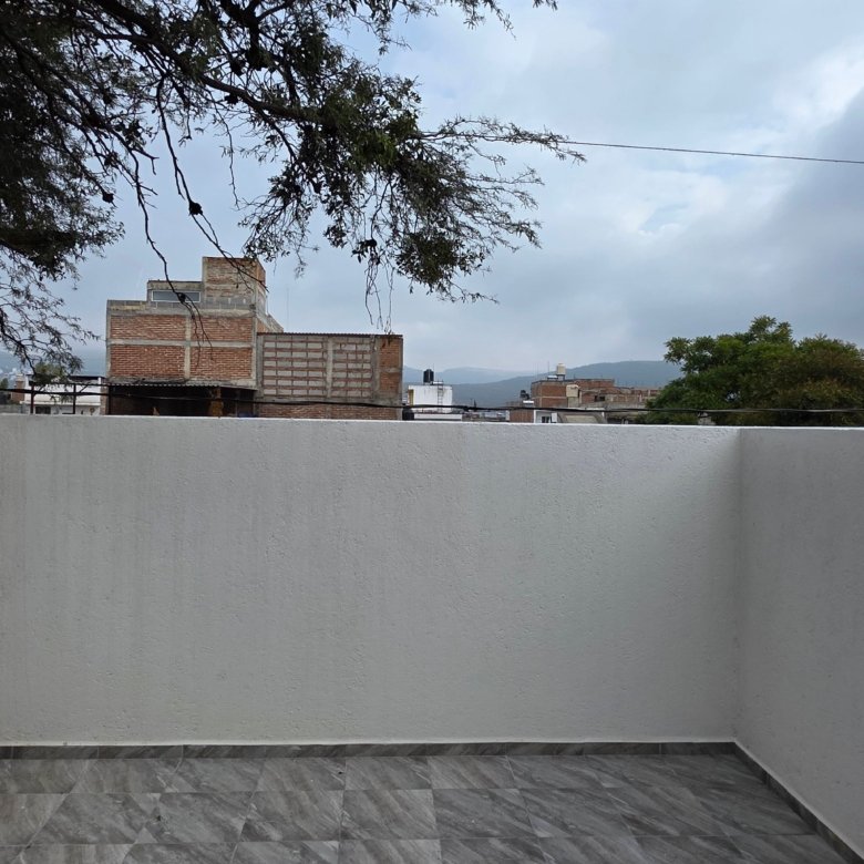 Vista de un patio vacío y nublado.