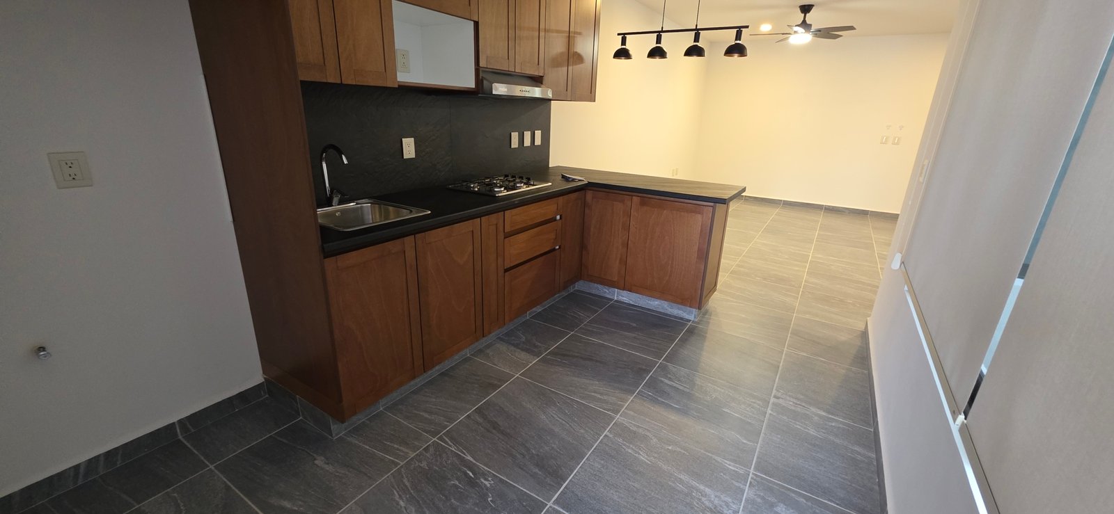 Cocina moderna con acabados elegantes.