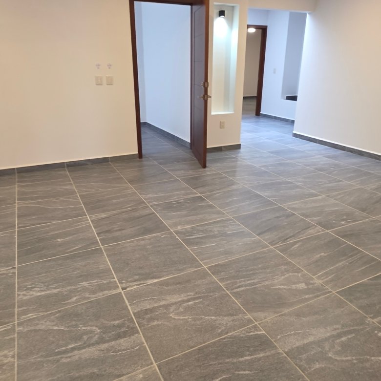 Espacio interior con piso de cerámica