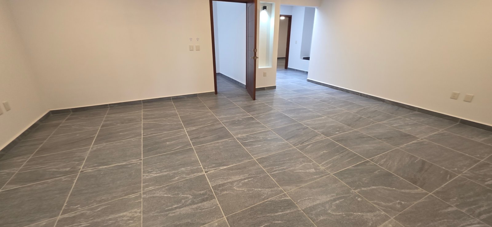 Espacio interior con piso de cerámica