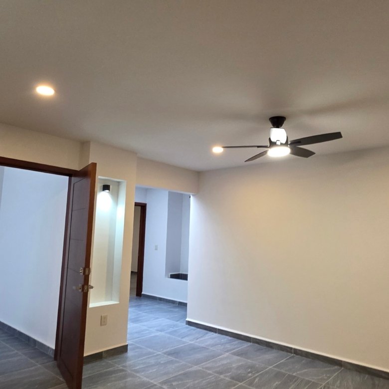 Sala amplia con luz y ventilador