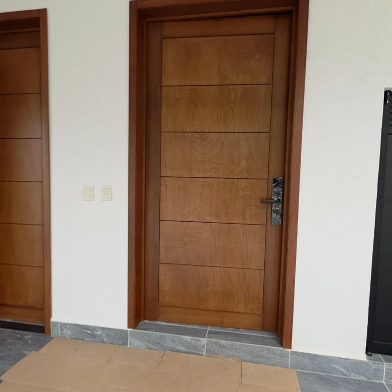 Puerta de madera en la entrada