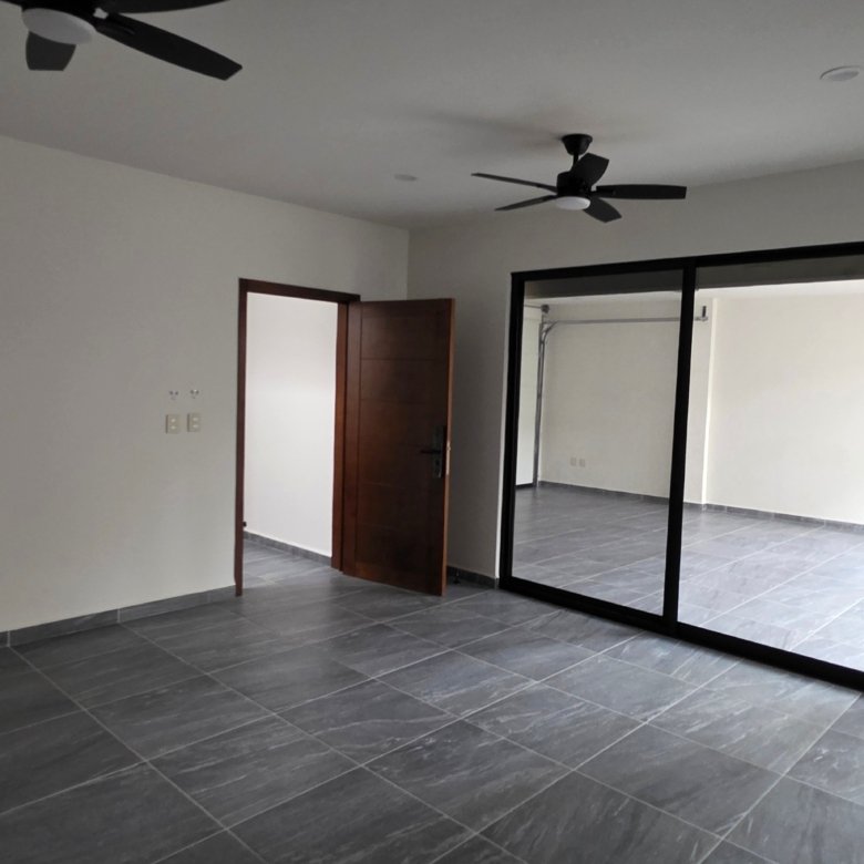 Sala amplia con luz natural