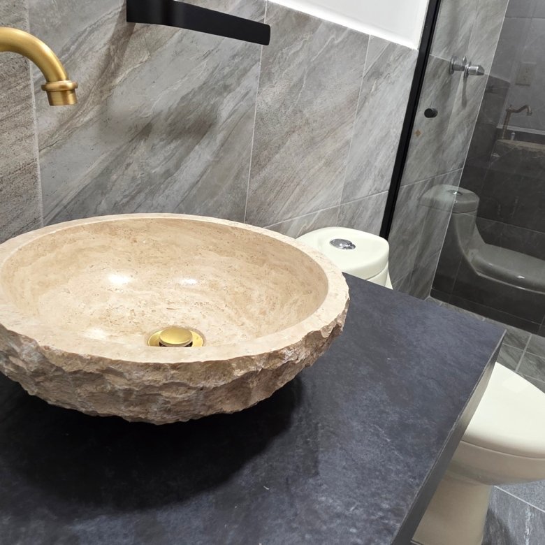 Baño moderno con lavabo de piedra