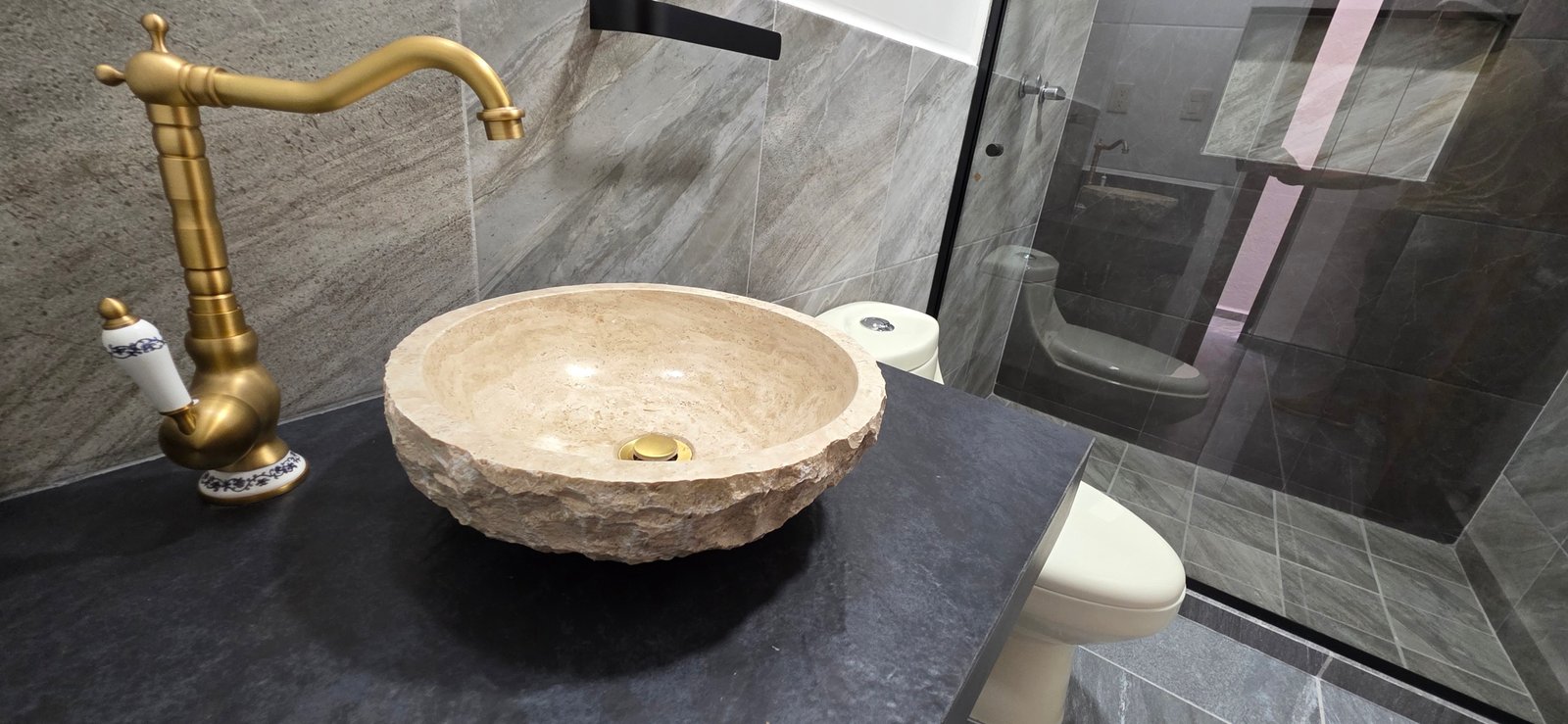 Baño moderno con lavabo de piedra