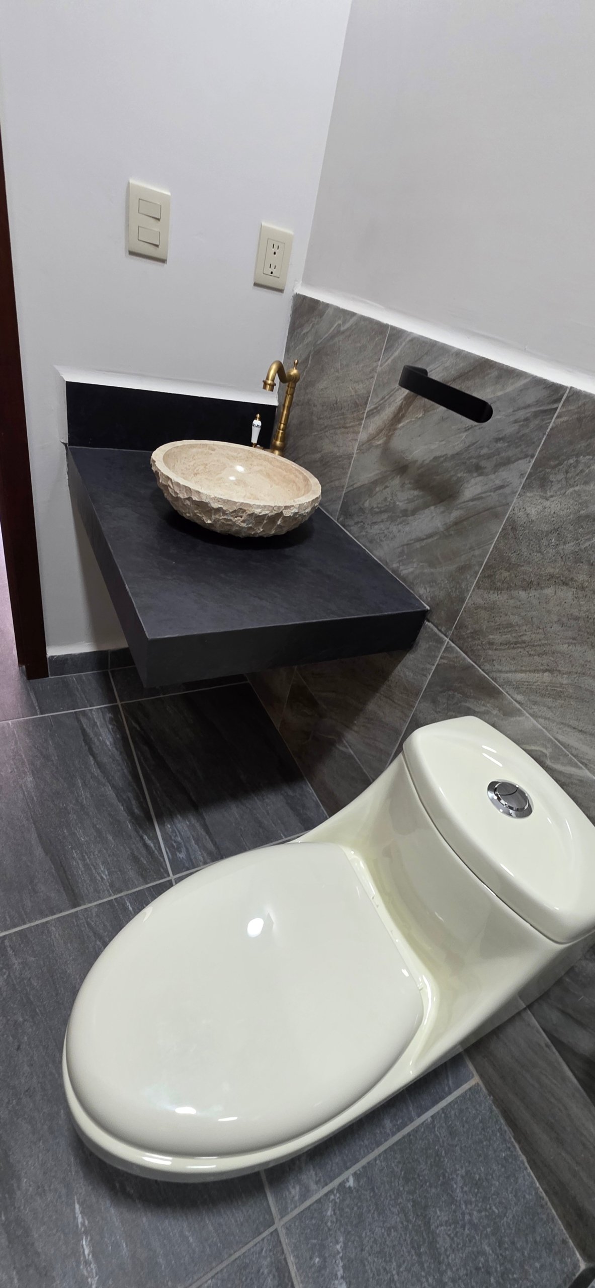 Baño moderno con lavabo y inodoro