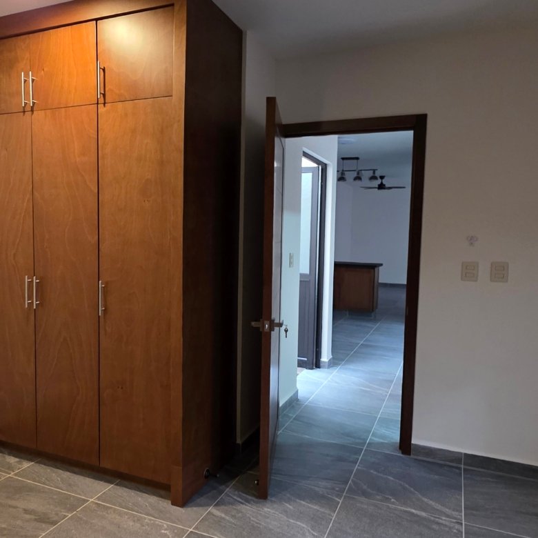Habitación con armario y puerta abierta