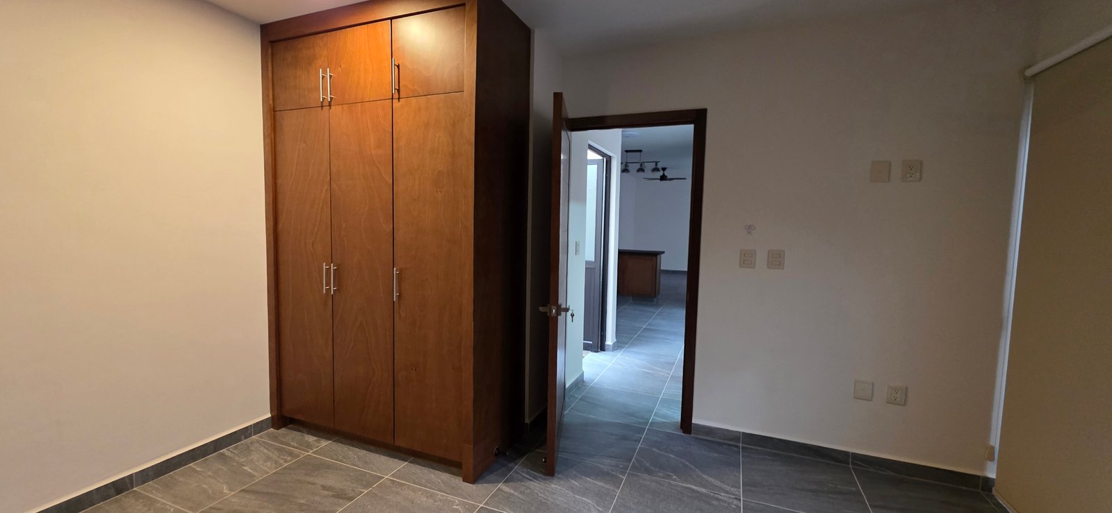 Habitación con armario y puerta abierta