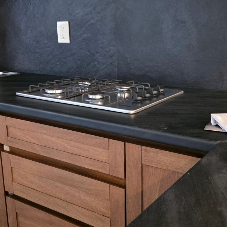 Cocina moderna con encimera oscura