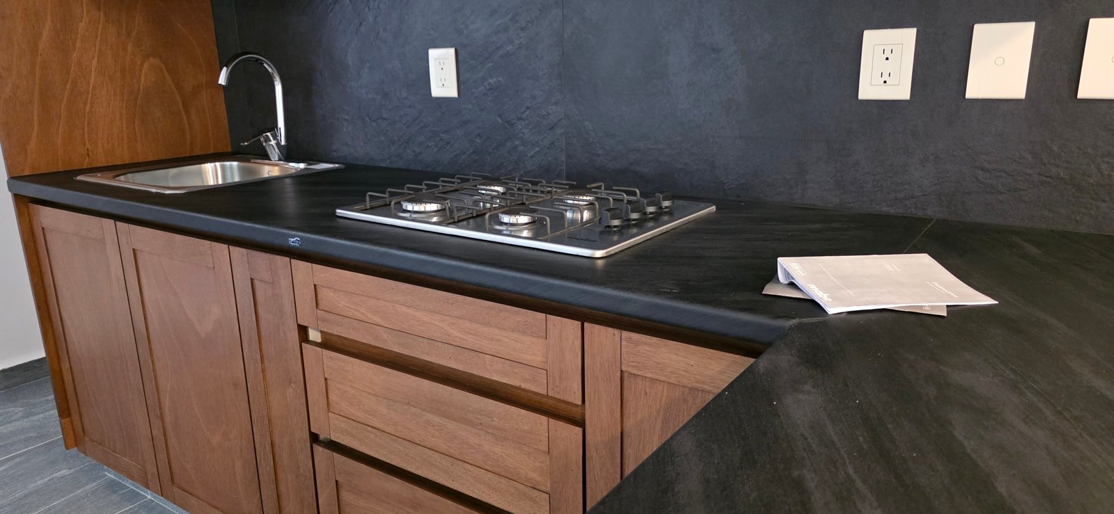 Cocina moderna con encimera oscura