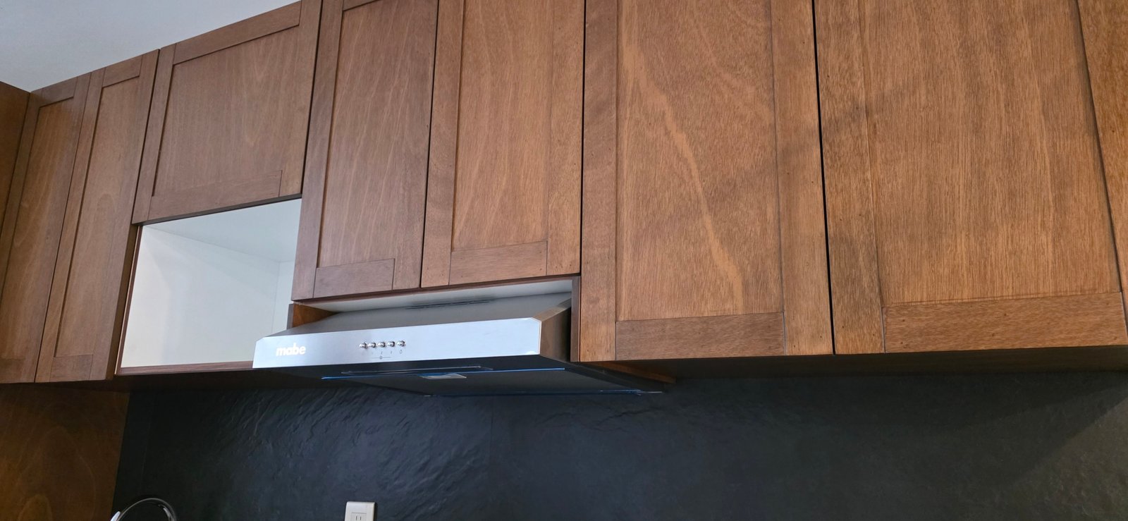 Cocina moderna con gabinetes de madera