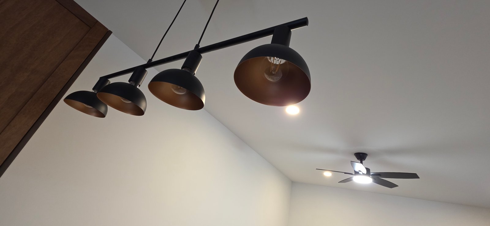 Lámparas modernas en el techo.