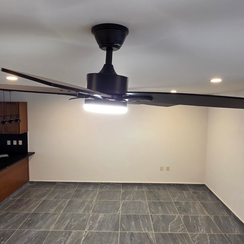 Sala con ventilador y piso gris