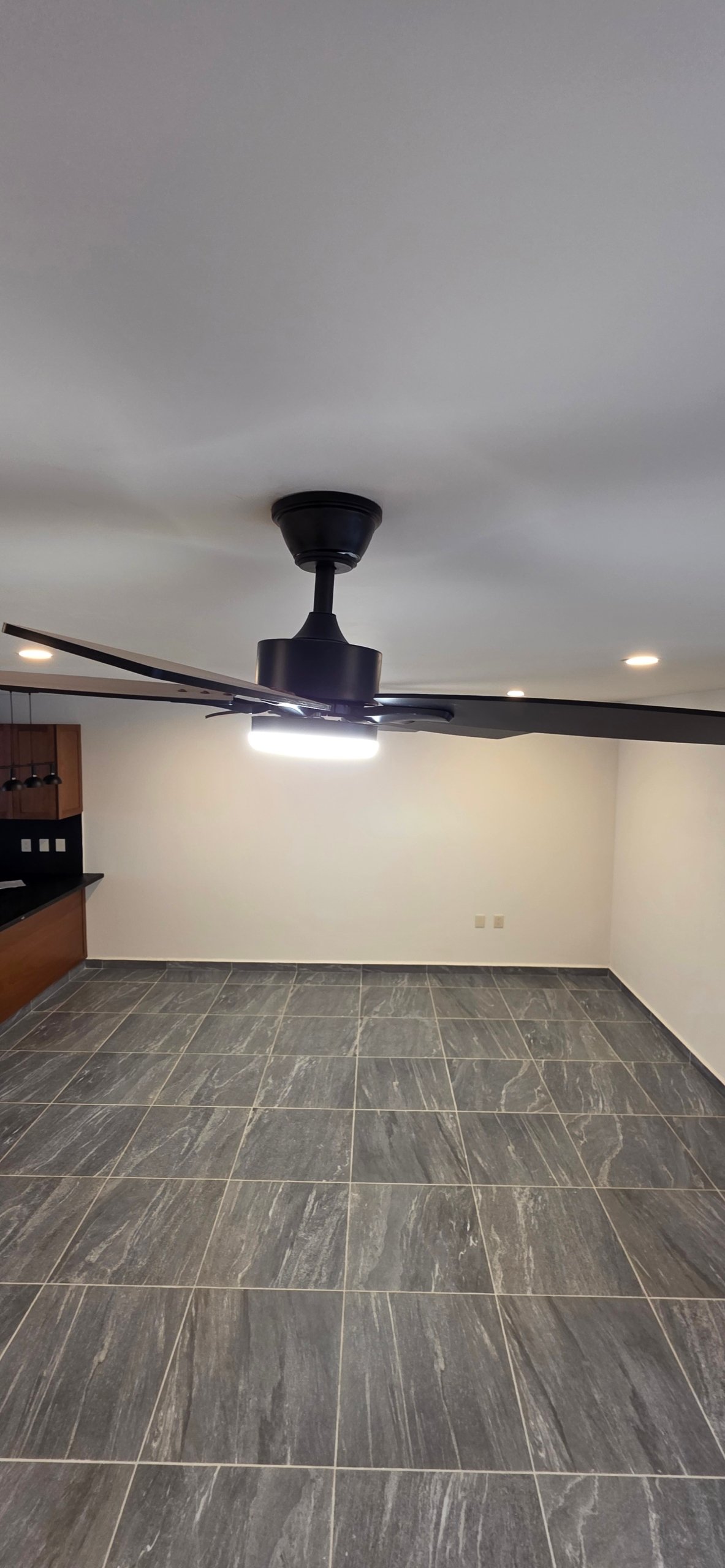 Sala con ventilador y piso gris