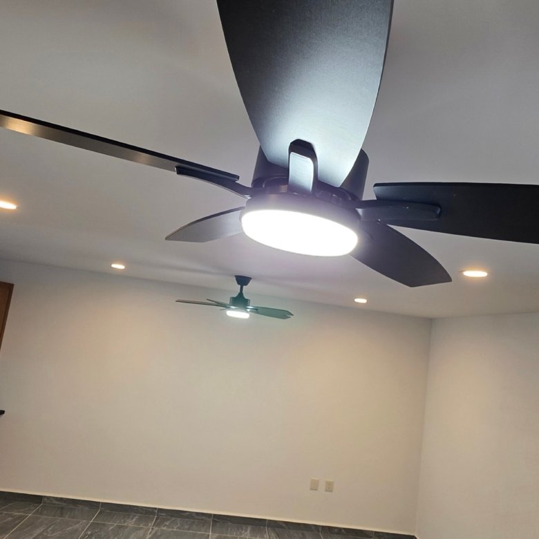 Ventiladores en habitación moderna y luminosa