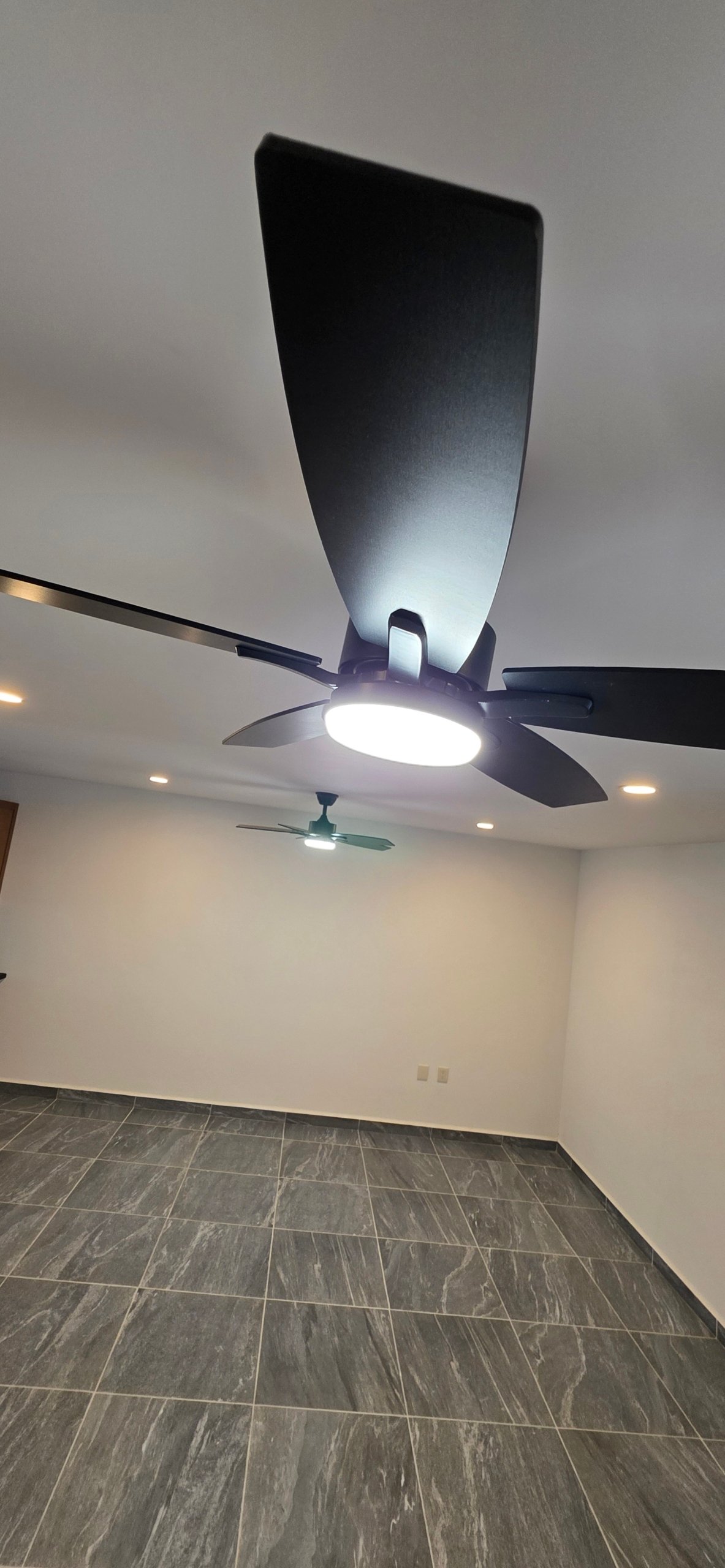 Ventiladores en habitación moderna y luminosa