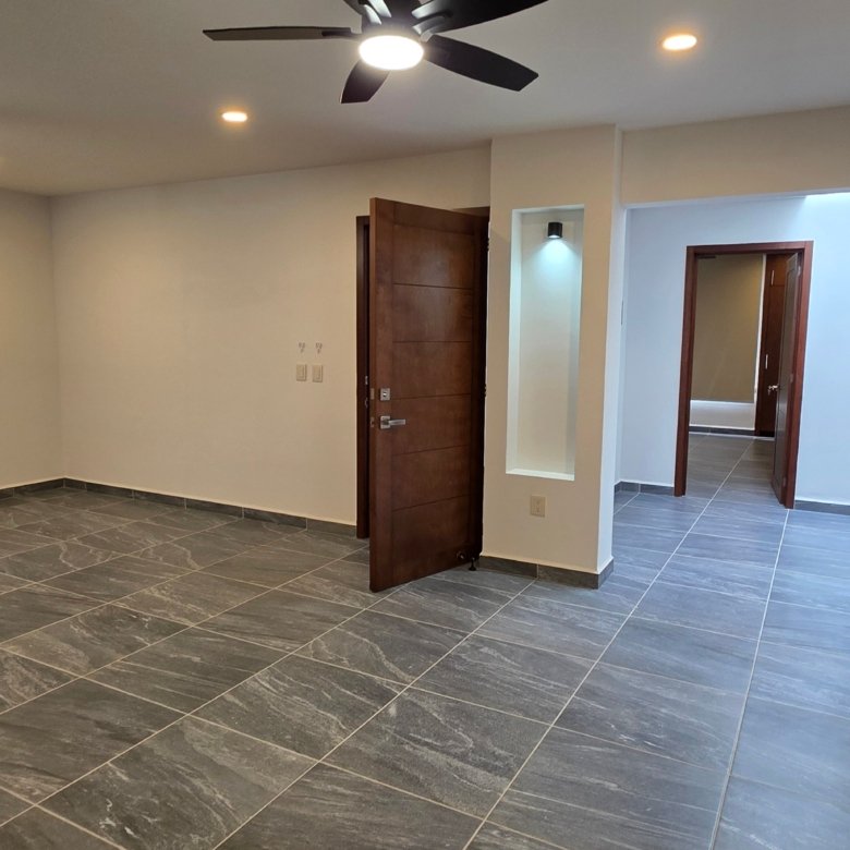 Sala amplia con piso de cerámica
