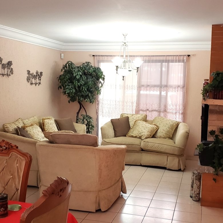 sala de estar luminosa y acogedora en casa con uso comercial en renta en León Guanajuato