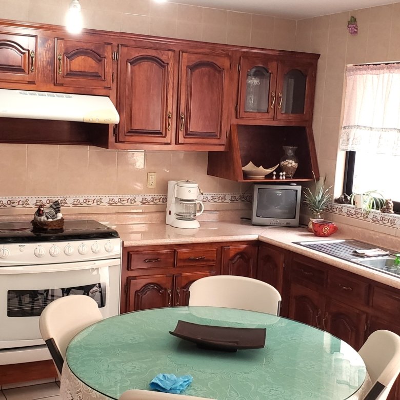 cocina integral con muebles de madera oscura en casa con uso comercial en renta en León Guanajuato zona Blvd Boca Negra San Pedro