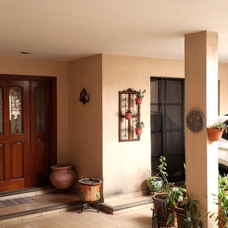 entrada principal con plantas decorativas en casa con uso comercial en renta en León Guanajuato zona Blvd Boca Negra San Pedro