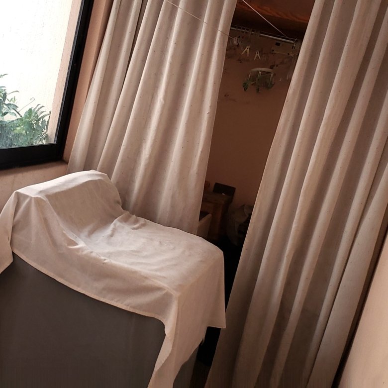 habitación con cortinas y muebles cubiertos en casa con uso comercial en renta en León Guanajuato