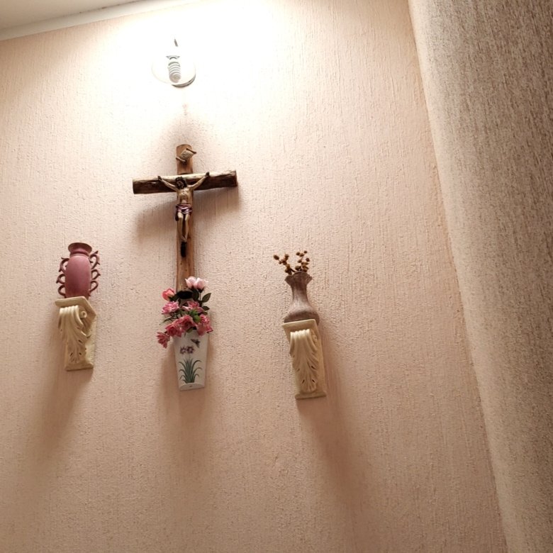 pared interior con crucifijo y decoración tradicional en casa con uso comercial en León Guanajuato