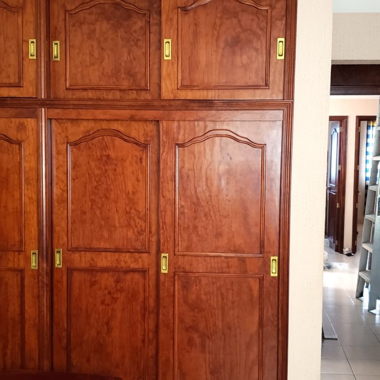 armarios de madera empotrados en pared en casa con uso comercial en renta en León Guanajuato