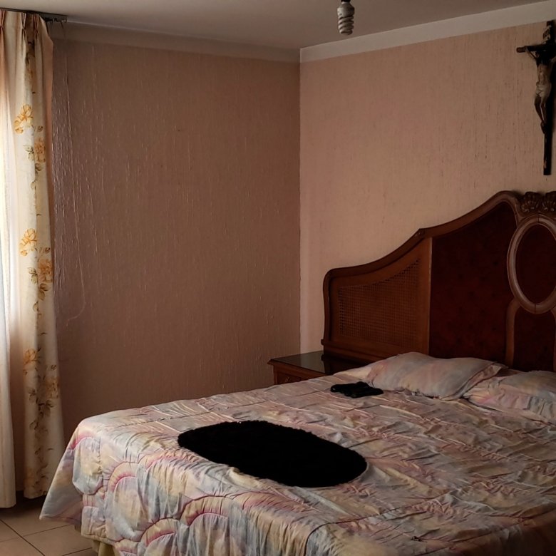 habitación con cama y cortinas florales en casa con uso comercial en renta en León Guanajuato