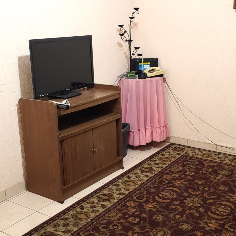 sala con televisor y muebles sencillos en casa con uso comercial en renta en León Guanajuato
