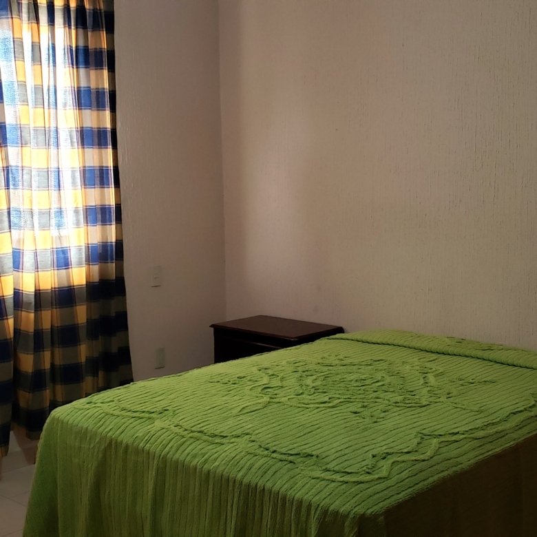 habitación con cama y cortinas a rayas en casa con uso comercial en renta en León Guanajuato