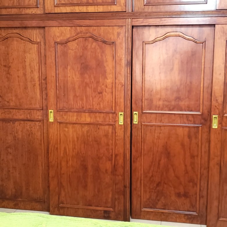armario de madera con puertas cerradas en casa con uso comercial en renta en León Guanajuato