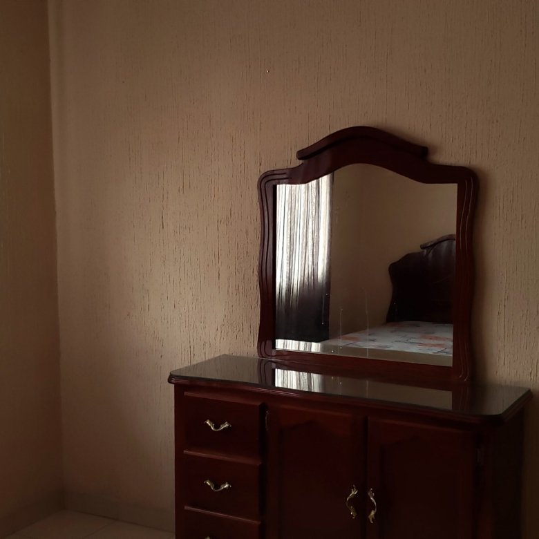 habitación con espejo y mueble funcional en casa con uso comercial en renta en León Guanajuato