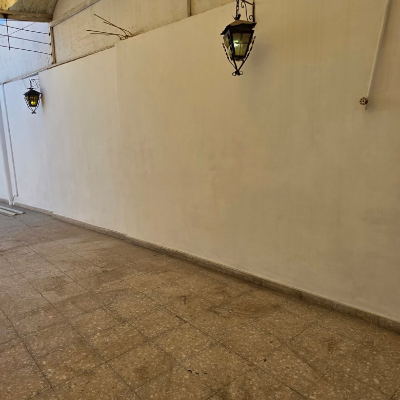 Espacio vacío con paredes blancas que sirve como patio en casa u oficina en renta en Leandro Valle y Justo Sierra, León, Guanajuato