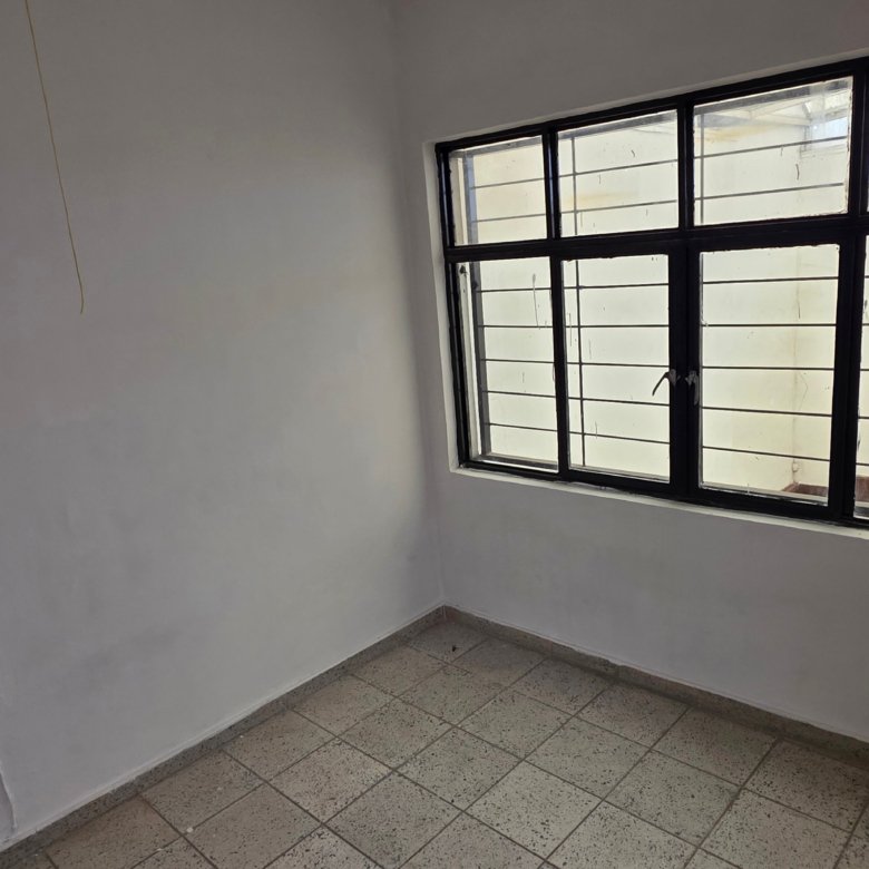 Habitación vacía con ventana grande en casa u oficina en renta en Leandro Valle y Justo Sierra, León, Guanajuato