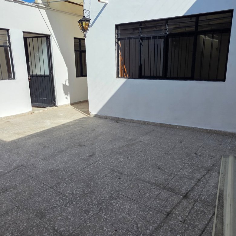 Patio vacío con paredes blancas en casa u oficina en renta en Leandro Valle y Justo Sierra, León, Guanajuato