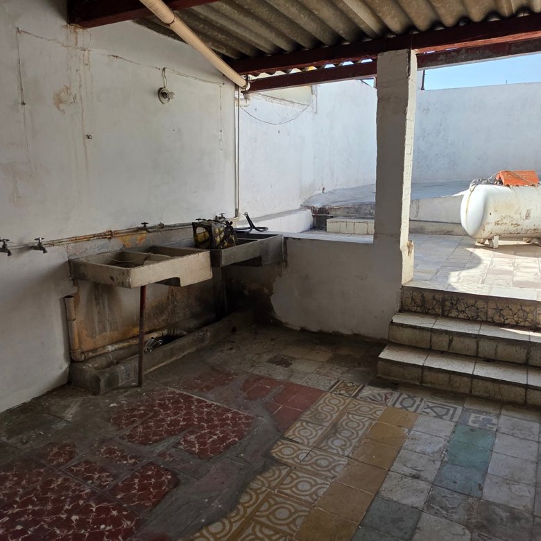 Cocina vacía con piso colorido en casa u oficina en renta en Leandro Valle y Justo Sierra, León, Guanajuato