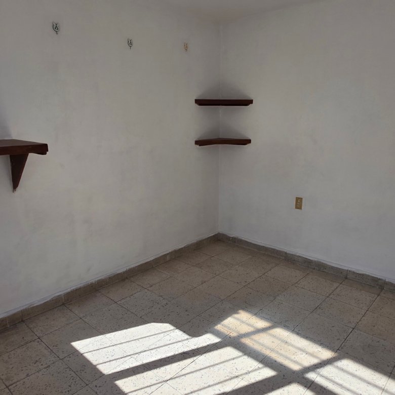 Habitación vacía con estantes en casa u oficina en renta en Leandro Valle y Justo Sierra, León, Guanajuato